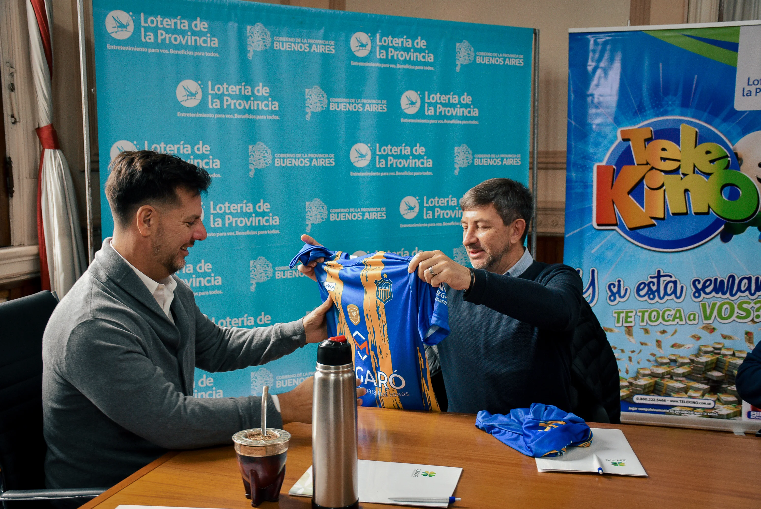 Entrega de camiseta del club Everton