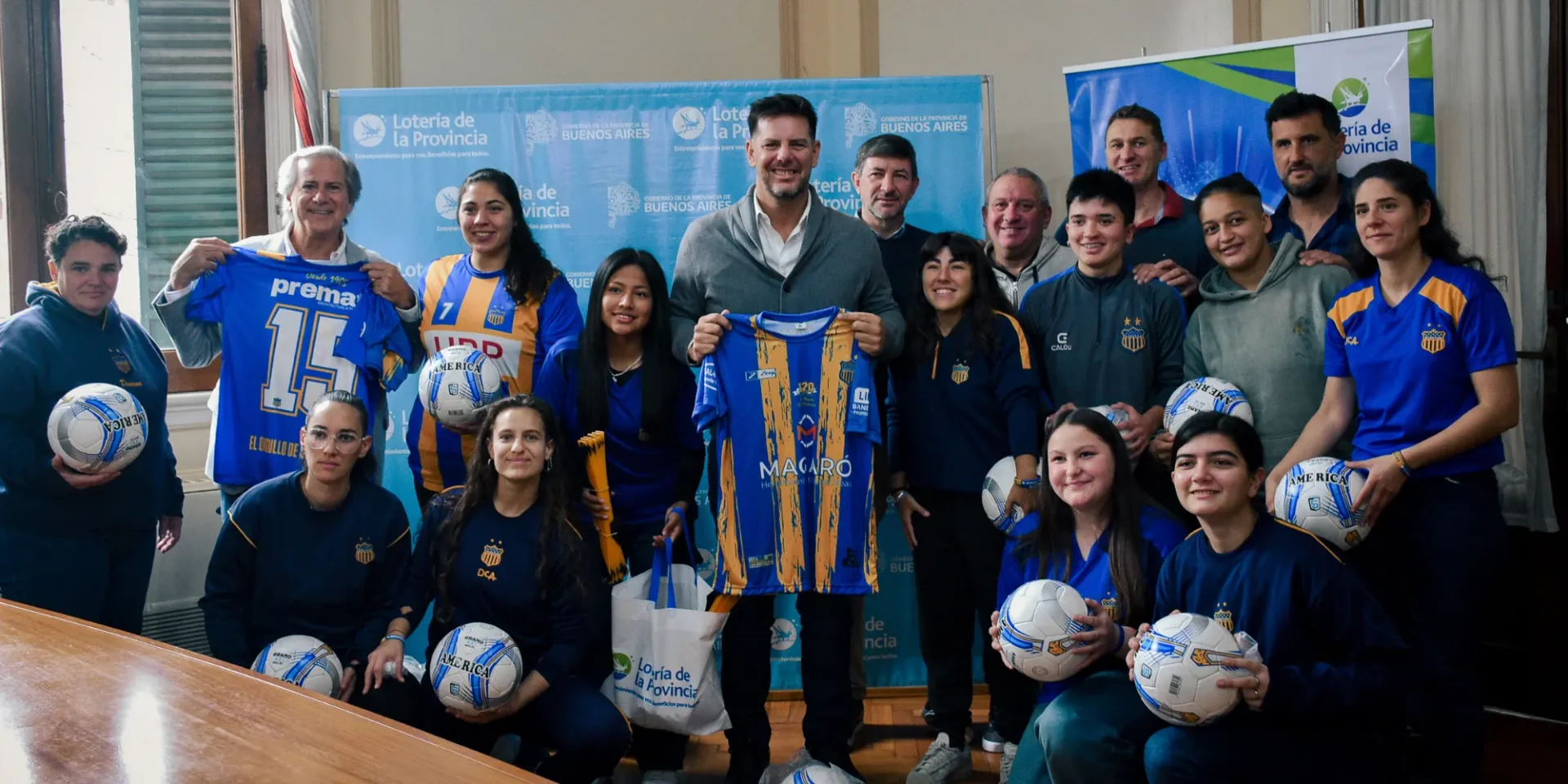 Gonzalo Atanasof; el gerente de Telekino, Ricardo Saggese; y el presidente del Club Everton, Marcelo Mazzacane; junto a jugadoras de la institución.